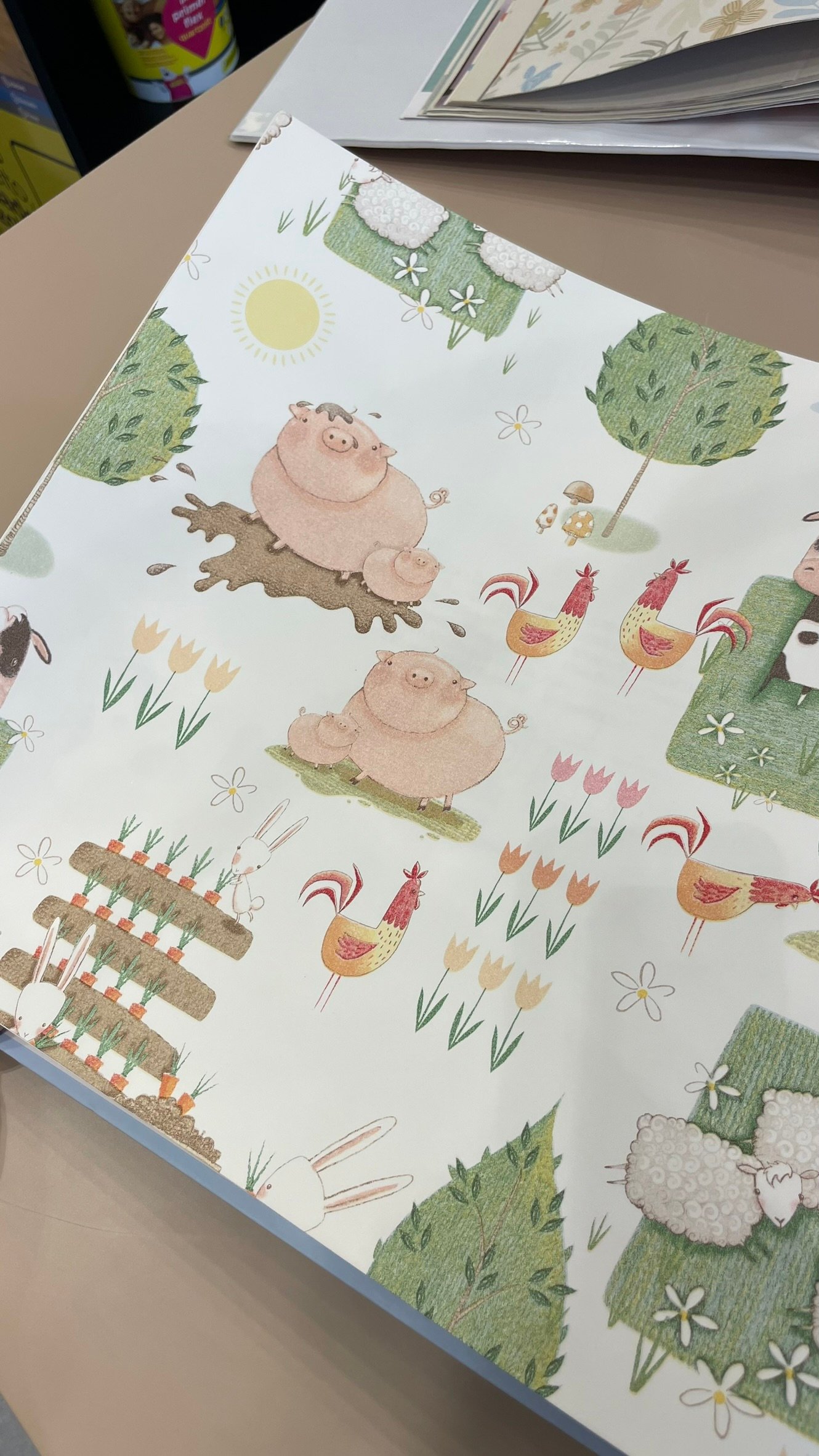 Papel de parede infantil e lúdico com acabamento elegante