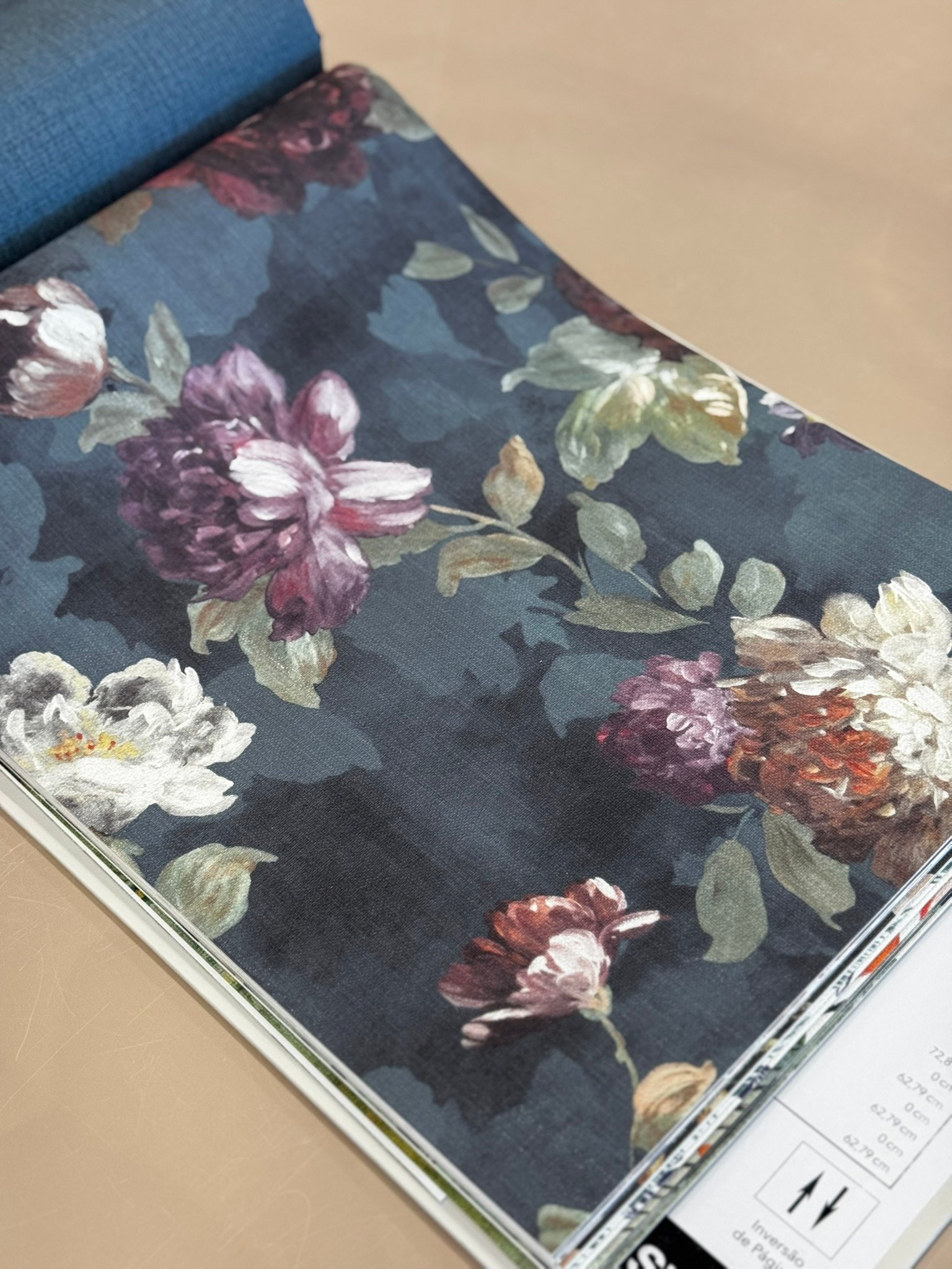 Papel de parede botânico e folhagens em ambiente sofisticado