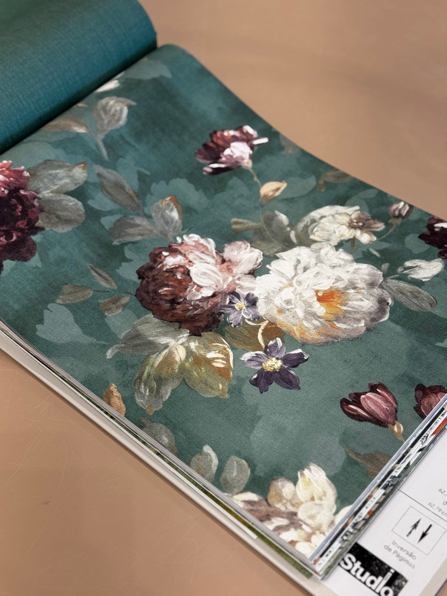 Papel de parede botânico e folhagens com acabamento elegante