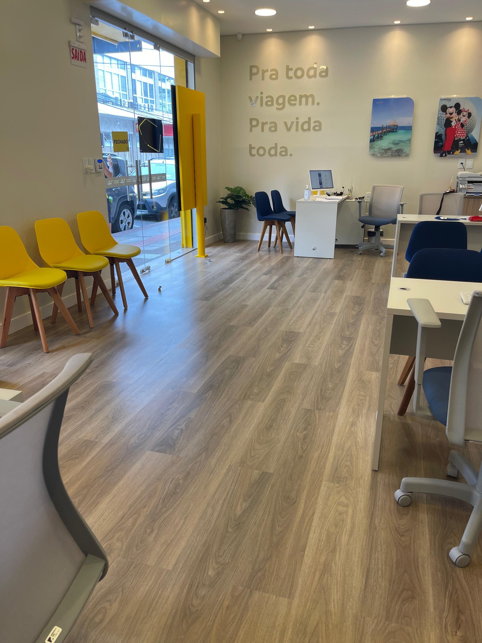 Piso vinílico comercial em loja moderna