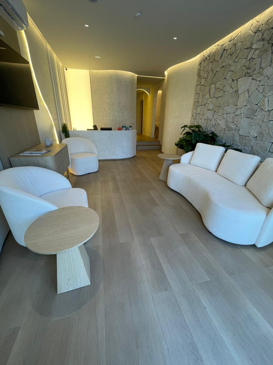 Piso vinílico para recepção em ambiente corporativo moderno