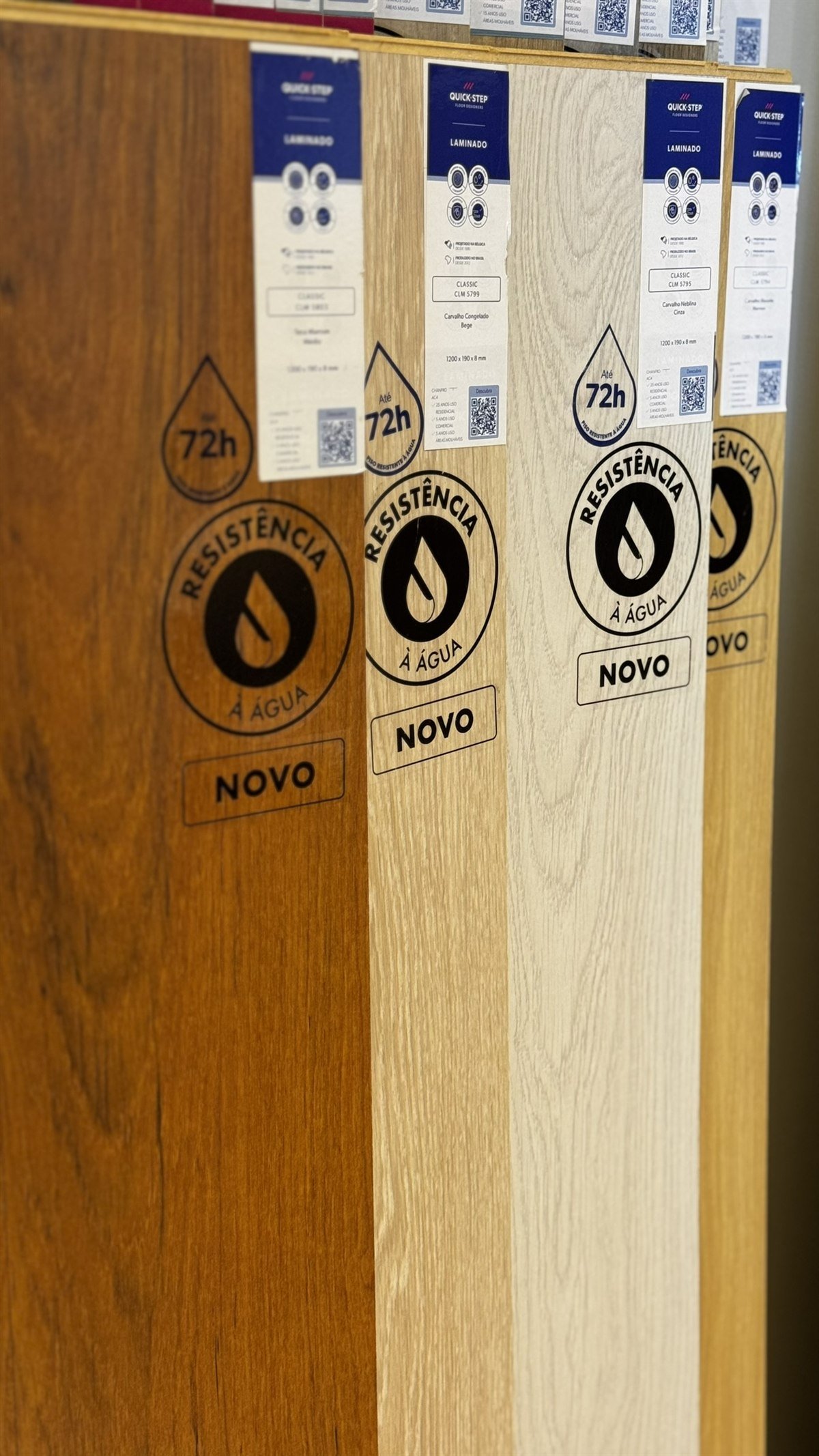 Piso vinílico laminado instalado profissionalmente em residência em Criciúma