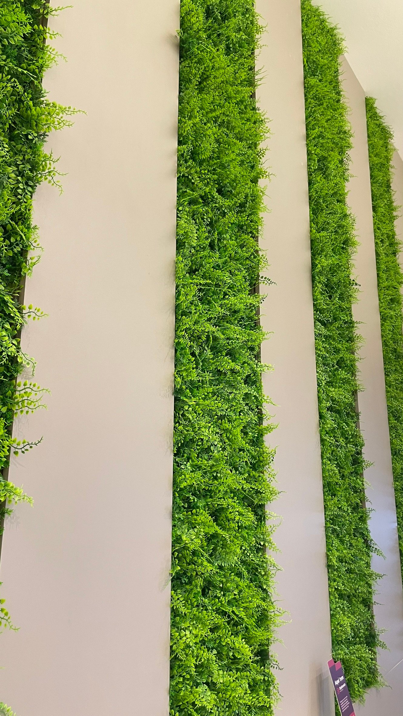 Painel verde artificial em ambiente decorativo